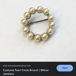 Vintage Custome faux pearl circle brooch!